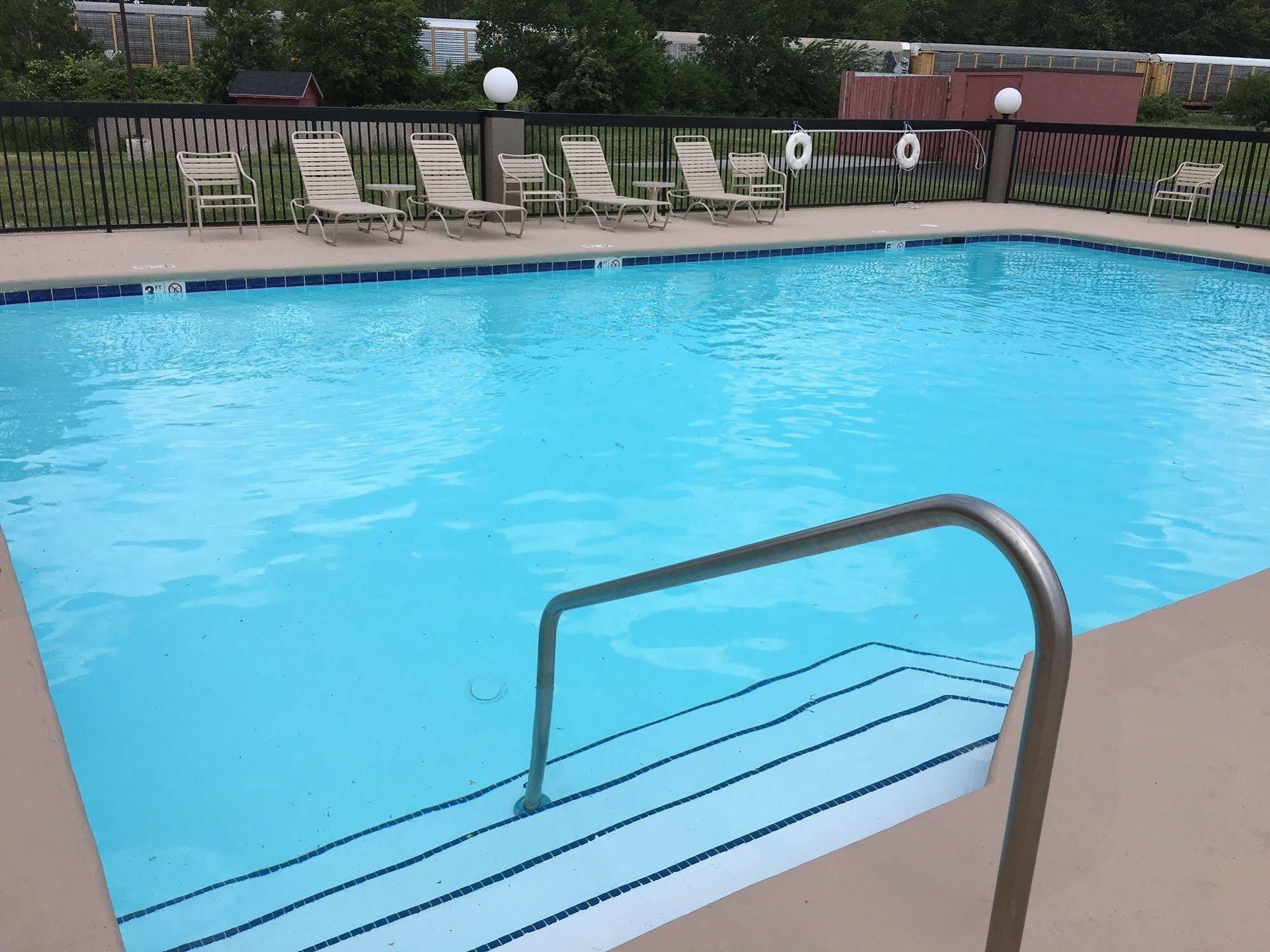 Country Inn & Suites By Radisson, Sandusky South, Oh Milan Bagian luar foto